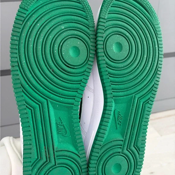 Nike Air White and Green Shoes - Picture 7 of 10